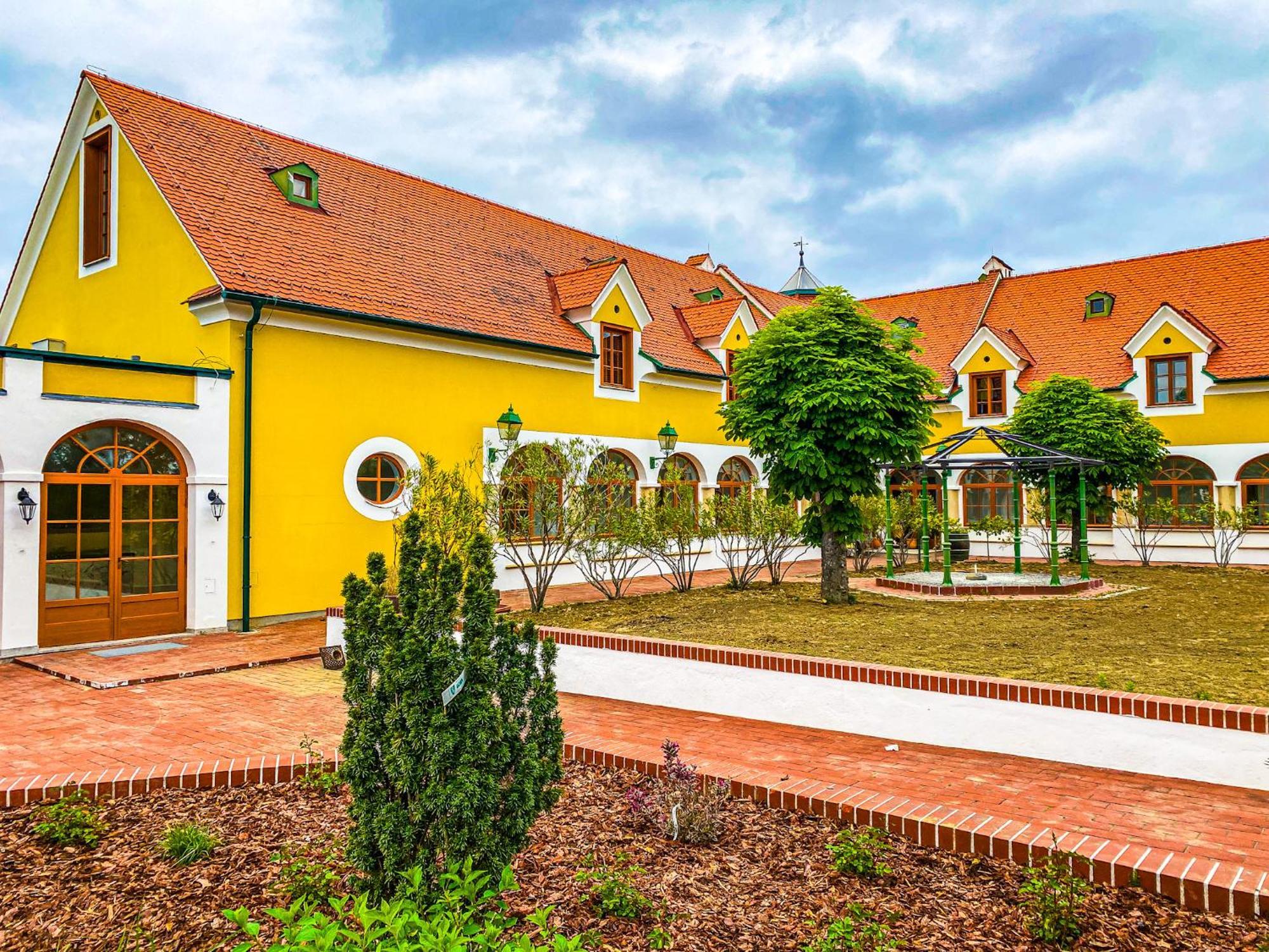 Hotel Roemerstein ลอยแพร์ดอร์ฟ เบ เฟิร์สเทนเฟลด์ ภายนอก รูปภาพ